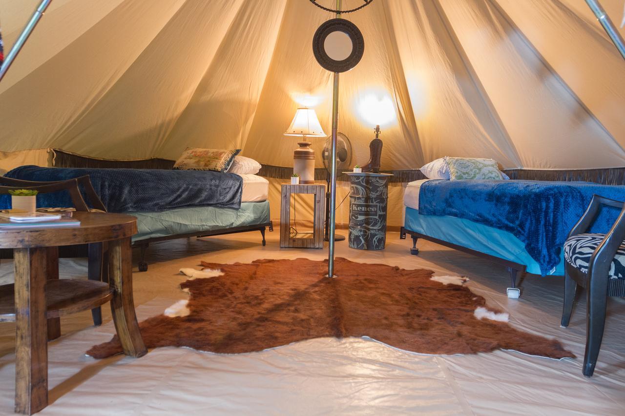 Lone Star Glamp Inn Warrenton Екстериор снимка